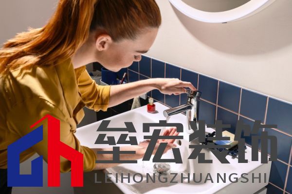 圖片包含 人, 室內, 年輕, 桌子描述已自動生成