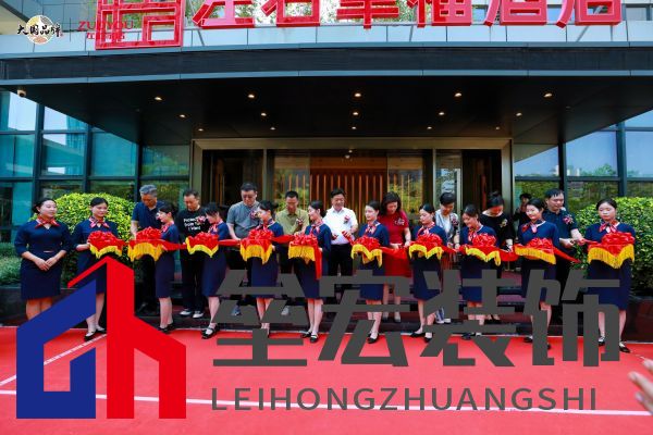 左右家居董事長黃華坤攜眾領(lǐng)導(dǎo)、嘉賓進(jìn)行剪彩